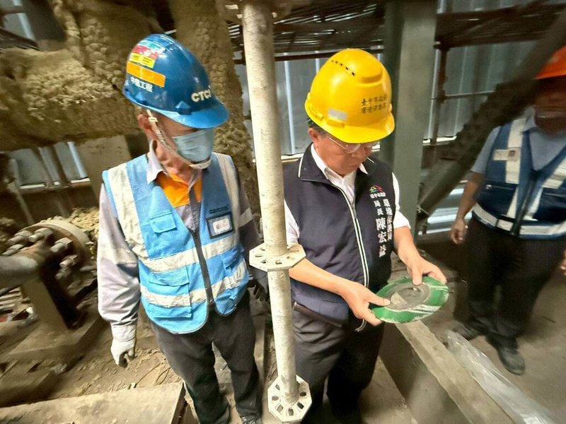 台中市環保局長陳宏益（中右）16日率隊現勘中火燃氣機組施工及試車現場後，要求暫停試車，全面巡檢相關設備。（台中市政府提供）中央社記者郝雪卿傳真　114年9月17日