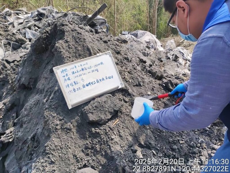 高雄馬頭山遭傾倒事業廢棄物，馬頭山自然人文協會17日控訴民團檢測廢棄物銅含量超標，市府環保局回應，民團使用XRF儀器檢測並非廢棄物標準檢驗方法，容易誤導民眾造成恐慌。圖為環保局2月間前往檢測。（高雄市環保局提供）中央社記者洪學廣傳真  114年9月17日