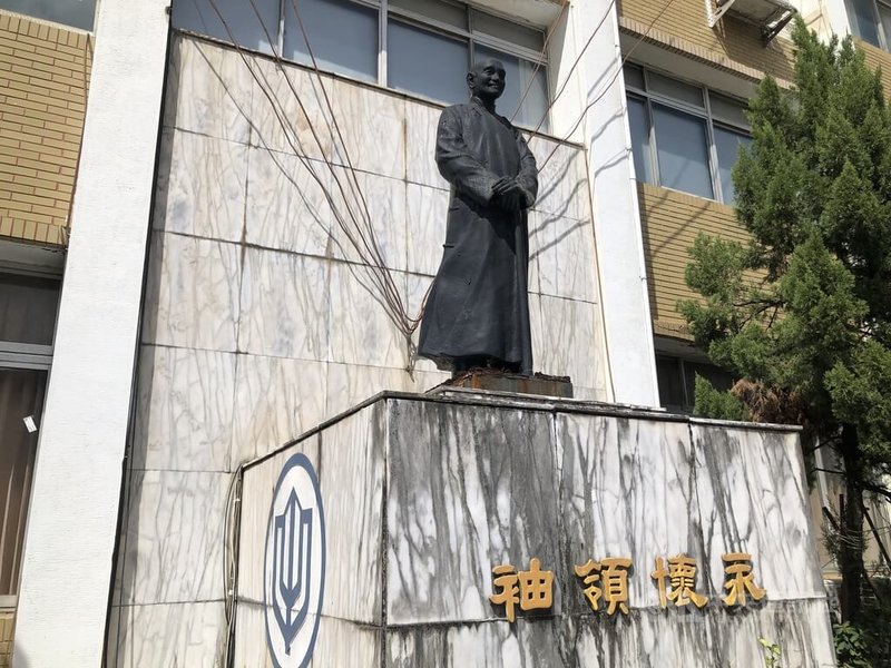 基隆市錄案列管威權象徵共11件,目前僅剩1件,是矗立在台船基隆廠內長達46年的蔣中正銅像(圖);台船基隆廠17日指出,會保持原樣,目前沒有計畫要移置銅像。中央社記者王朝鈺攝 114年9月17日