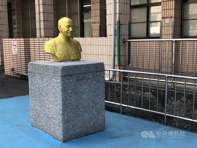 基隆市政府教育處民國107年統計共有9校列管威權象徵,113年將七堵國小銅像移置後已全數處理完畢,其中,碇內國小的蔣中正銅像(圖)移至廣場角落,改噴塗為金色,安置在與人齊高的抿石子基柱上。中央社記者王朝鈺攝 114年9月17日