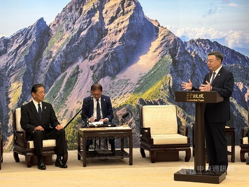 行政院長卓榮泰(右1)17日接見新上任的日本台灣交流協會會長隅修三(左1)時說,希望雙方能加強防災減災、以及高科技領域合作。中央社記者高華謙攝 114年9月17日