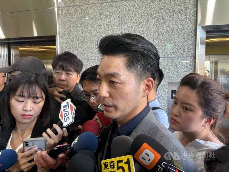 針對財劃法爭議，台北市長蔣萬安（前中）17日被媒體堵訪時表示，中央「左手給、右手扣」的兩面手法非常不可取，他支持台中市長盧秀燕、高雄市長陳其邁一同就捷運建設補助遭刪減向中央表達心聲；並向總統賴清德喊話，若賴總統真心要照顧民生，就請提出修法版本。中央社記者陳昱婷攝　114年9月17日