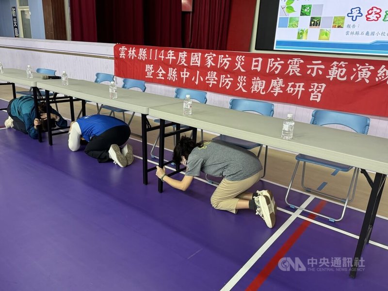 雲林縣府17日舉辦「全縣中小學防災觀摩研習活動」,聚焦防震與災害因應處理措施的觀摩與經驗分享;警報聲響起,縣長張麗善(中)等人就地趴下並尋找掩護。中央社記者姜宜菁攝 114年9月17日