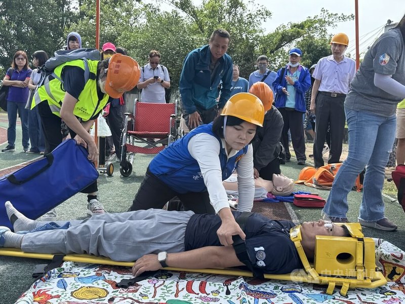 雲林縣府17日舉辦「全縣中小學防災觀摩研習活動」，縣長張麗善（中）參與演練，協助傷者檢傷。中央社記者姜宜菁攝　114年9月17日