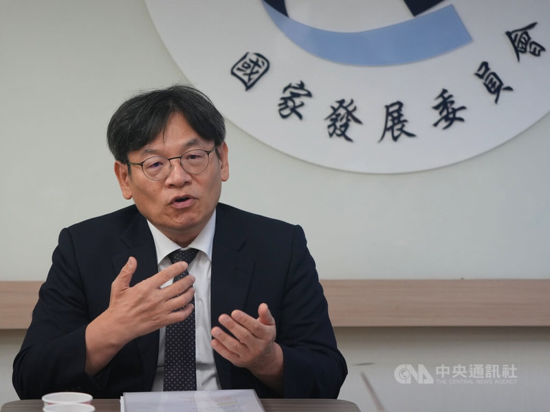 國發會17日舉行媒體交流會，國發會主委葉俊顯宣布，將精進國發基金機制，同步優化投前、投後管理機制，投後將增加風險預警指標，每季評估營運風險，並針對高風險公司定期檢討。中央社記者徐肇昌攝　114年9月17日