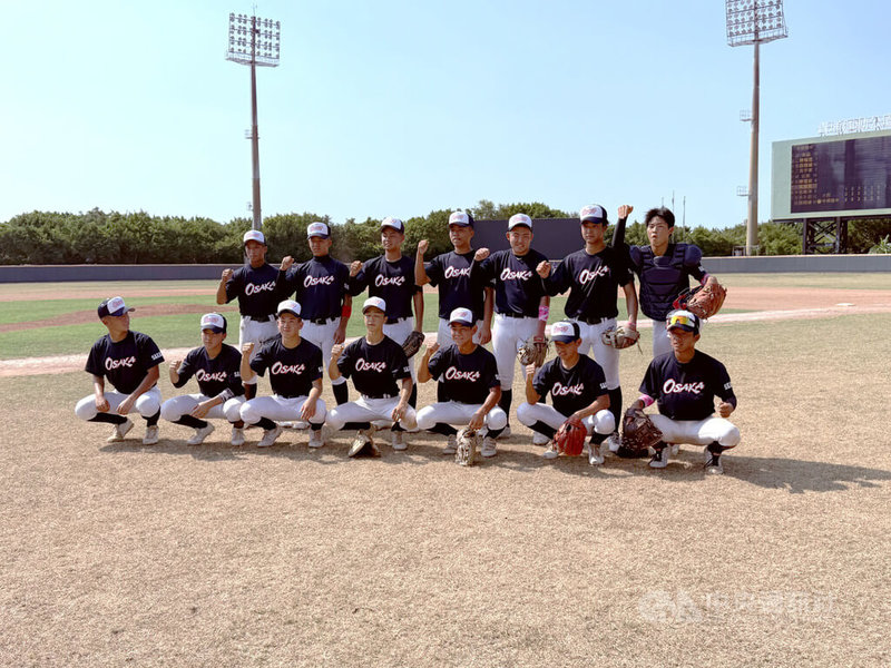 桃園盃棒球賽青少棒組賽事,日本大阪隊17日首戰以6比5擊退南投中興國中,總教練安田裕一直呼台灣天氣比日本熱。圖為賽後球員合照。中央社記者謝靜雯攝 114年9月17日