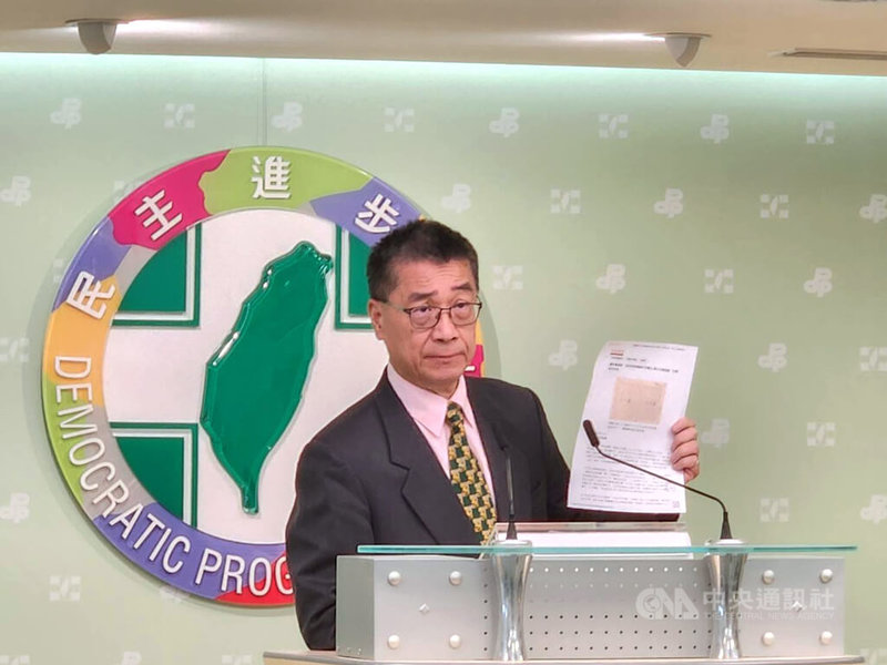 對於台灣光復節爭議，民進黨秘書長徐國勇（圖）17日拿出媒體刊登的蔣介石手稿，反問台北市長蔣萬安「請問這樣子台灣有光復嗎？」中央社記者葉素萍攝　114年9月17日
