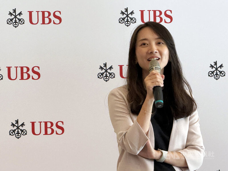 瑞銀投資銀行台灣半導體分析師林莉鈞17日出席媒體說明會表示，不含記憶體的全球半導體產業營收今年預估成長率約14%，明年將加速至17%，成長動能主要來自人工智慧（AI）領域的持續強勁表現。中央社記者吳家豪攝　114年9月17日