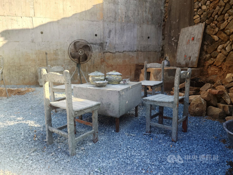 馬祖南竿鄉復興村大澳老街一處閒置空地經整理後,放上刷上水泥的舊物件,營造出以灰色為基調的日系「侘寂」風格。牛角社區發展協會希望以此象徵「家」的記憶。中央社記者潘欣彤攝 114年9月17日