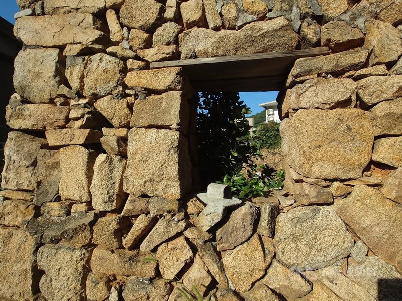 藝術家與馬祖在地志工整理、活化南竿鄉復興村大澳老街一處原為蝦油工廠的閒置空間,毛氈藝術家林美玲恰巧於製作期間造訪,在窗邊留下了招牌的小船,成為令人驚喜的「彩蛋」。中央社記者潘欣彤攝 114年9月17日