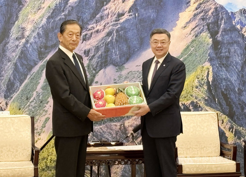 行政院長卓榮泰(右)17日接見新上任的日本台灣交流協會會長隅修三(右),並致贈台灣文旦、水梨、金鑽鳳梨與紅色火龍果共4種水果。中央社記者高華謙攝 114年9月17日