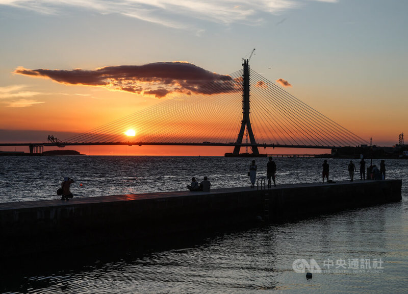 淡江大橋即將在明年通車，外界擔心影響淡水的夕陽美景。交通部公路局17日表示，當時會選擇單塔不對稱斜張橋的橋型設計，已經考量淡水夕照可以跟淡江大橋完美融合。中央社記者謝佳璋攝　114年9月17日