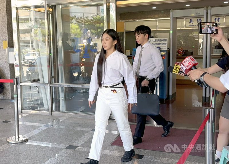 YouTuber家寧一家4人涉業務侵占、逃漏稅等罪遭起訴,新北地方法院17日首度開庭。家寧(前)開庭結束後表示,檢調查核金流已證實她沒有侵占任何人款項,希望外界「不要把沒做的事情加在我身上」。中央社記者曹亞沿攝 114年9月17日