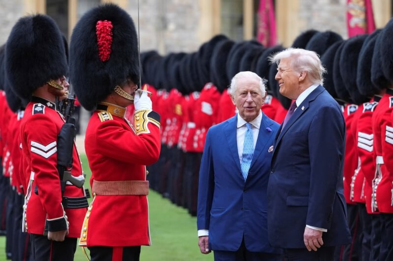 英王查爾斯三世（右2）17日在溫莎城堡以隆重王室儀典歡迎美國總統川普，兩人檢閱儀仗隊（右）。（路透社）