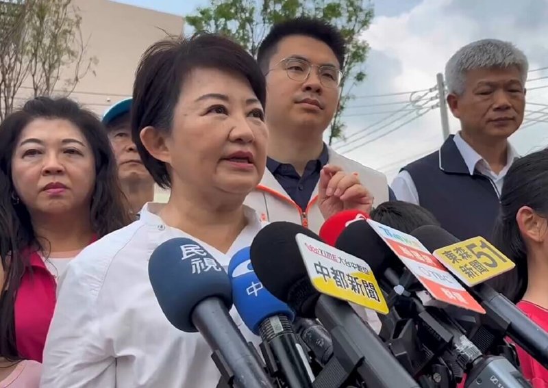 台中市長盧秀燕（前）17日出席活動時接受媒體聯訪表示，民國115年中捷藍線補助款中央核定新台幣1.68億，相當於只有4%，有96%被砍掉，幾乎讓中捷藍線蓋不下去。（台中市府提供）中央社記者蘇木春傳真  114年9月17日