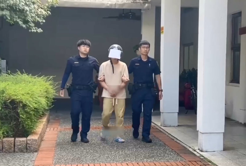 宜蘭縣礁溪警方15日盤查毒品通緝犯簡姓男子(中)時,犯嫌拒捕駕車衝撞員警,警方對車輪開2槍,簡男趁隙跳車逃逸;專案小組連夜追查,展開緝捕,17日凌晨在桃園大園區逮捕簡男並搜出毒品,詢後解送歸案。(讀者提供)中央社記者王朝鈺傳真 114年9月17日