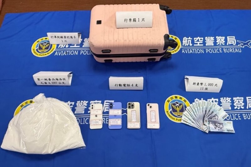 關務署台北關與航空警察局安全檢查大隊5月間,在桃園國際機場第一航廈檢查自香港轉機入境來台的美國籍女嫌犯託運行李,發現夾藏重達4.237公斤毒品,經鑑驗為第一級毒品海洛因。(航空警察局提供)中央社記者吳睿騏桃園機場傳真 114年9月17日