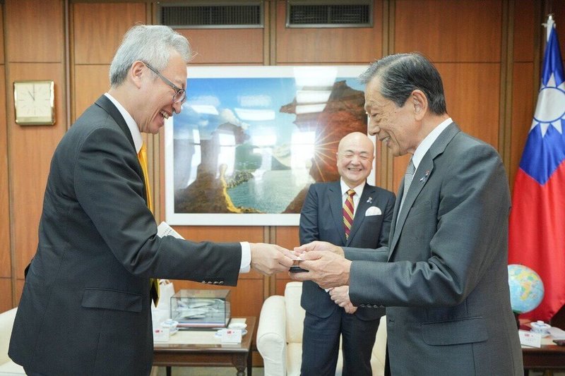 外交部政務次長吳志中（前排左）16日接見日本台灣交流協會會長隅修三（前排右）一行。（外交部提供）中央社記者楊堯茹傳真　114年9月17日