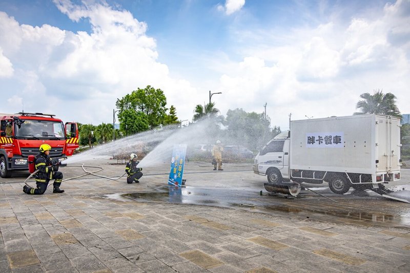 南投縣政府消防局17日辦理國慶焰火災害搶救演練，包含電線走火造成攤販區餐車火災（圖）、落焰區下方雜草火警、車輛駕駛搶看焰火未注意前方擦撞路肩、民眾落水救溺。（南投縣政府提供）中央社記者蕭博陽南投縣傳真  114年9月17日