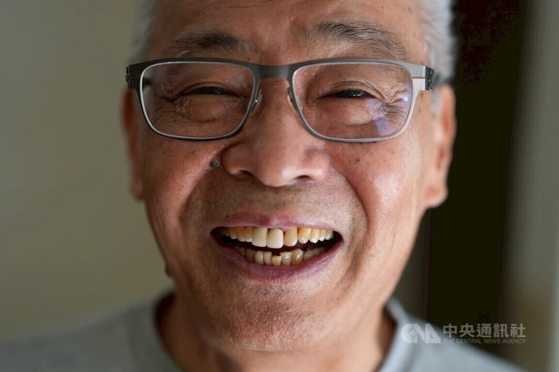 導演劉嵩（圖）為國際文化的保存與傳承做出貢獻，近日推出紀實節目「南國啟示錄」第2季，親自走訪東南亞的他是導演也是攝影師，親自背著相機捕捉當地人的生活軌跡，這次他接受專訪也透過鏡頭留下燦爛笑容。中央社記者徐肇昌攝　114年9月17日
