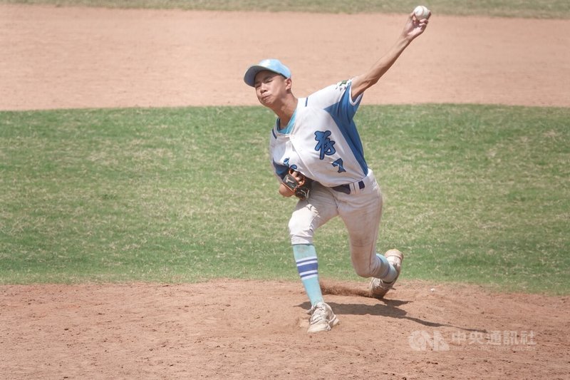 桃園盃棒球賽青少棒組賽事,高雄忠孝國中讓張恩郡(圖)再回投手丘,而他修正動作、揮臂變短,控球也獲得改善,17日先發率隊以7比1擊敗桃園光明。中央社記者謝靜雯攝 114年9月17日
