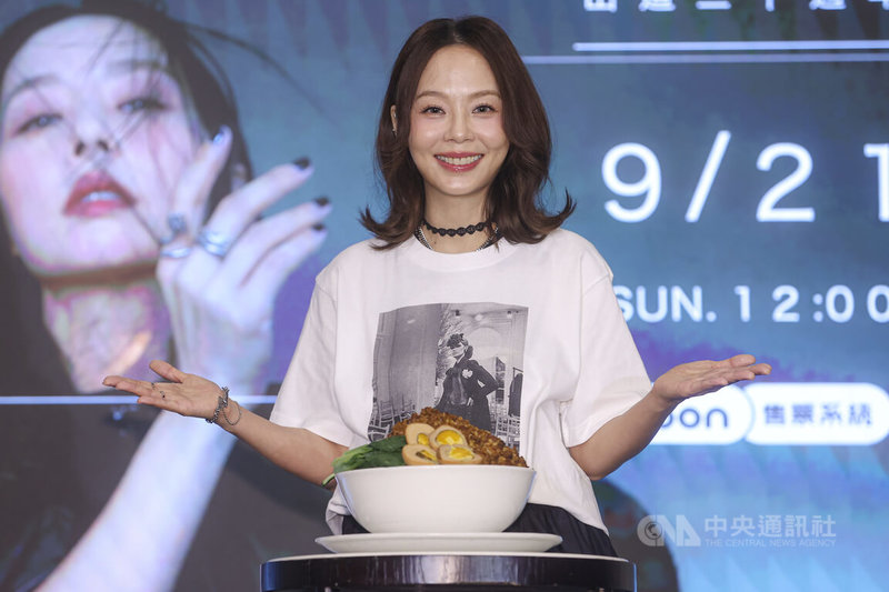 金曲歌后孫淑媚(圖)17日在台北舉行記者會,宣布將舉辦個人演唱會,並向粉絲承諾「澎湃美味」,邀請大家來高雄聽歌。中央社記者鄭清元攝 114年9月17日