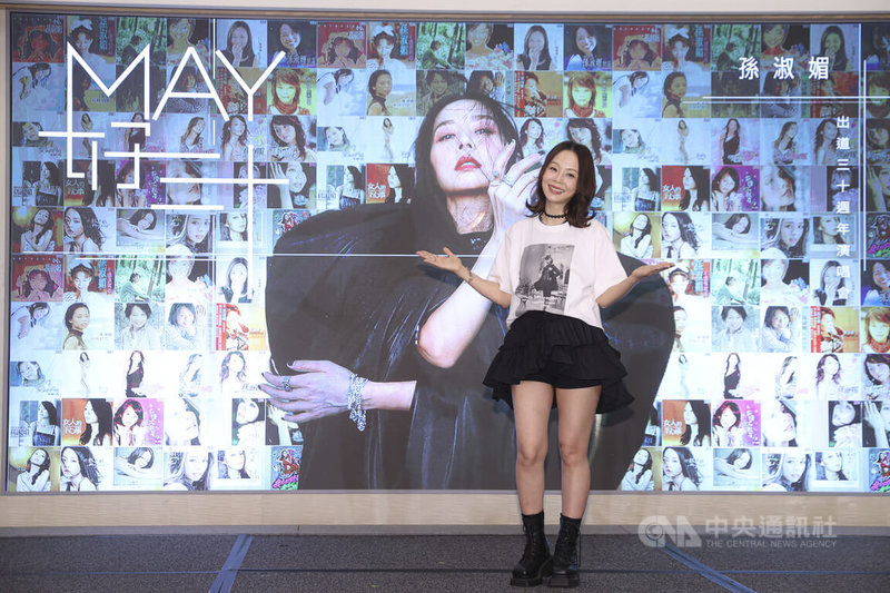 出道多年的金曲歌后孫淑媚(圖)17日宣布將在高雄舉辦個人演唱會,並在記者會上秀出30年來的專輯封面,力邀歌迷前來聽歌。中央社記者鄭清元攝 114年9月17日