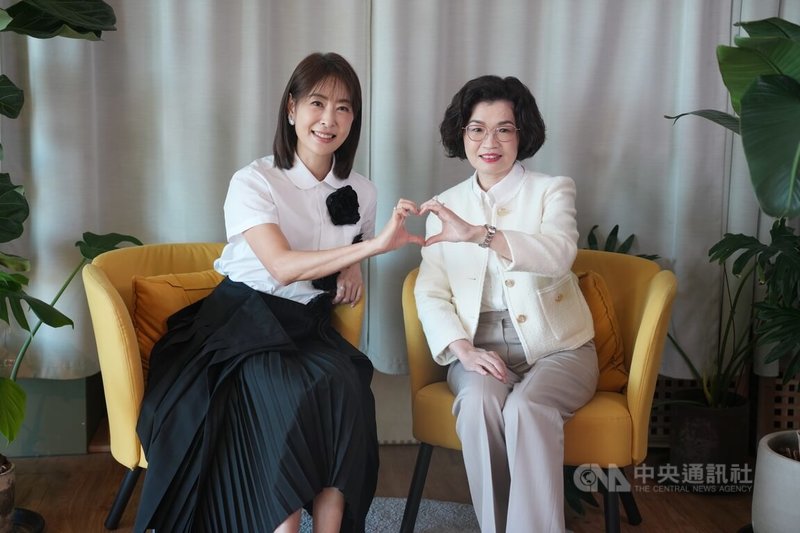台北101董事長賈永婕(左)上任滿週年,17日在感恩茶會上,與總經理朱麗文(右)比出愛心手勢合影。中央社記者徐肇昌攝 114年9月17日