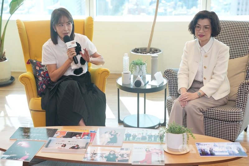 台北101董事長賈永婕(左)17日下午出席上任週年感恩茶會,與媒體記者暢談心得。右為台北101總經理朱麗文。中央社記者徐肇昌攝 114年9月17日