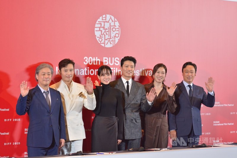 「徵人啟弒」導演朴贊郁（左1）、演員李炳憲（左2）、孫藝真（左3）、朴喜洵（右3）、廉惠蘭（右2）、李成民（右1）17日出席釜山影展開幕片記者會。中央社記者廖禹揚釜山攝 114年9月17日