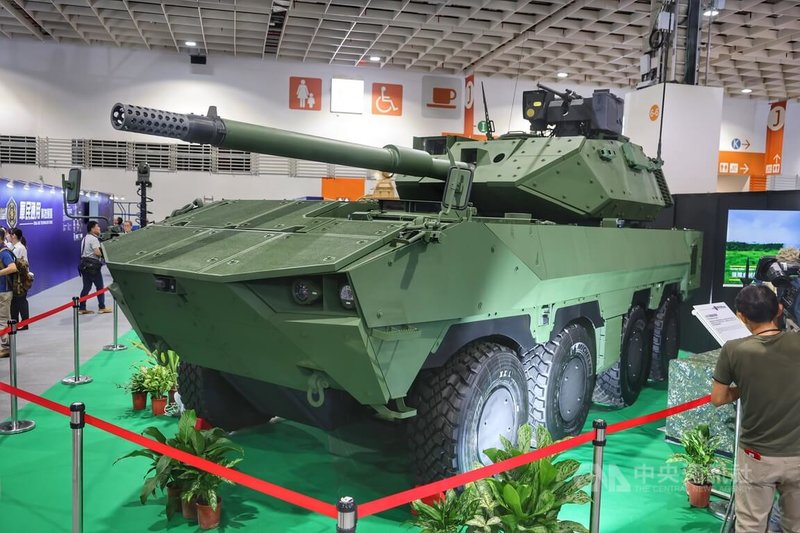 台灣國際航太暨國防工業展將在台北南港展覽館登場，軍備局首度對外亮相105公厘輪型戰車D3樣車，其觀測系統具備全天候作戰能力，2500公尺可辨識車輛、1500公尺可辨識人員。中央社記者王飛華攝　114年9月17日