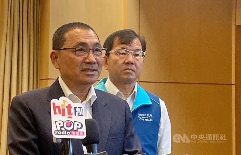 新北市長侯友宜(前)17日接受聯訪,針對財政收支劃分法議題回應,地方不會推託責任,但中央必須盡快釐清事權與財源分配,否則市政發展將受影響。中央社記者黃旭昇新北攝 114年9月17日