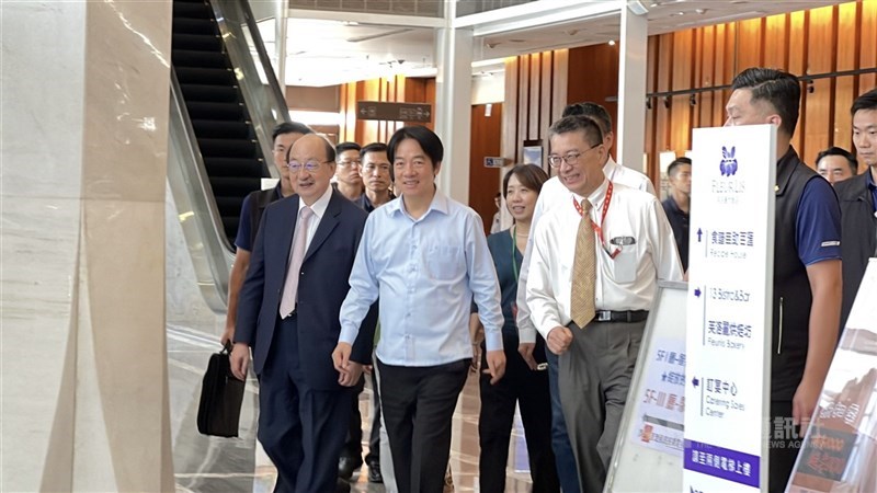 圖為民進黨主席賴清德（前左2）日前赴新竹參加黨公職座談。（中央社檔案照片）