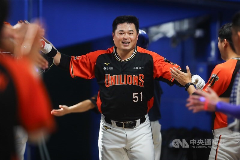 中華職棒統一獅隊41歲老將胡金龍（圖）將於20日舉辦引退賽，且目前離生涯千場出賽只差6場，不過總教練林岳平17日表示，引退賽後胡金龍仍會持續下場比賽。（中央社檔案照片）