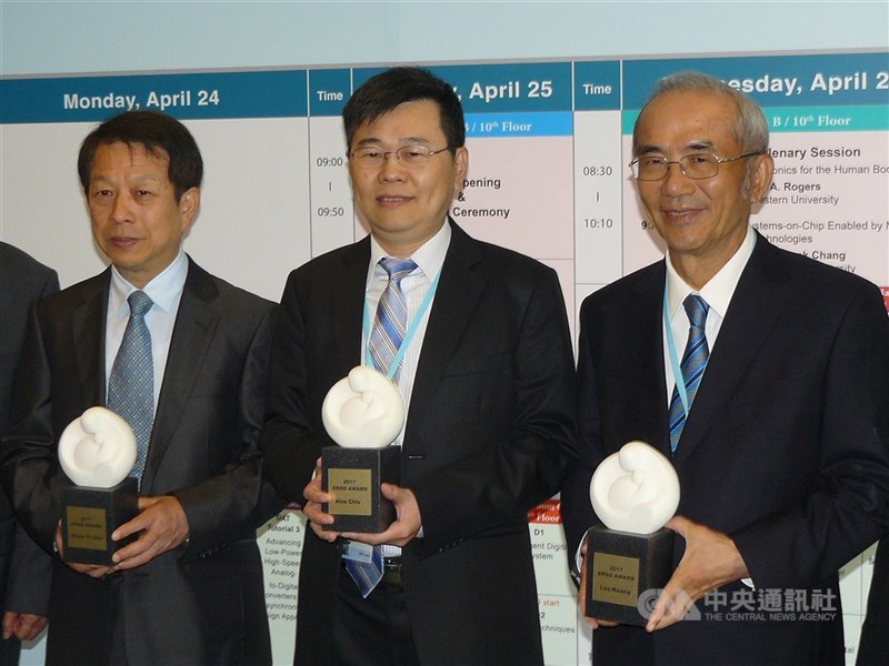 圖右1為致茂董事長黃欽明。(中央社檔案照片)