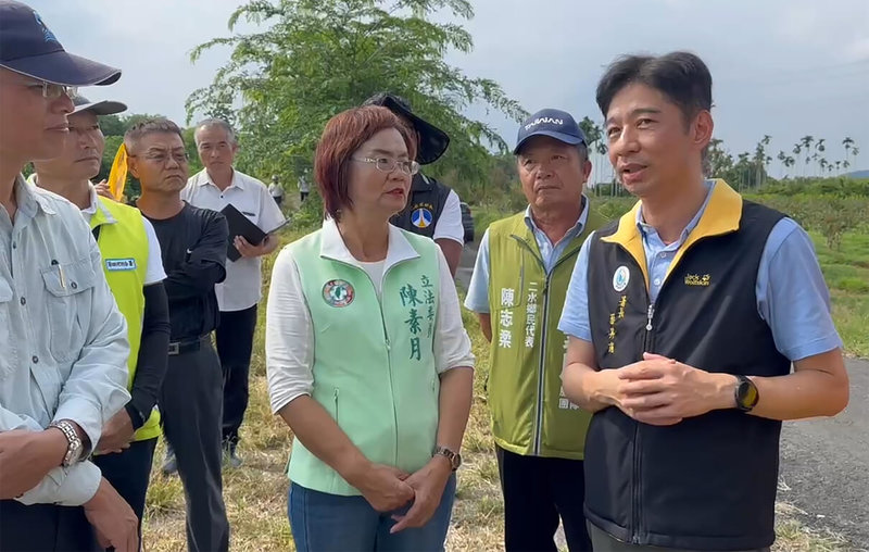 彰化縣二水鄉莿仔埤圳導水路因採土堤工法,逢豪雨屢遭沖毀,民進黨立委陳素月(前中)17日邀集農業部農田水利署長蔡昇甫(前右)等人會勘。(陳素月辦公室提供)中央社記者鄭維真傳真 114年9月17日