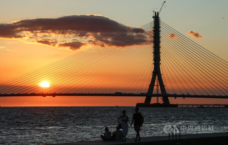 淡江大橋即將在明年通車,外界擔心影響淡水的夕陽美景。交通部公路局17日表示,設計上刻意將主橋塔偏向淡水側,避免夕陽被阻隔,讓落日餘暉依舊能綻放。不僅保留了日落之美,也因此造就全球最大跨距的單塔不對稱斜張橋,展現工程與美學兼容的精神。中央社記者謝佳璋攝 114年9月17日