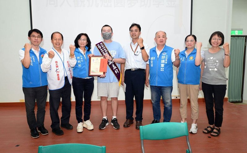 苗栗高中畢業生謝孟均（左4）於大學甄選期間被診斷罹患血癌，抗癌期間仍精進客語朝夢想前進，17日獲周大觀文教基金會頒發抗癌圓夢助學金，基金會創辦人周進華（左2）、苗栗縣副縣長邱俐俐（左3）、苗中校長巫正成（右4）等人為他加油打氣。（苗栗縣政府提供）中央社記者管瑞平傳真　114年9月17日