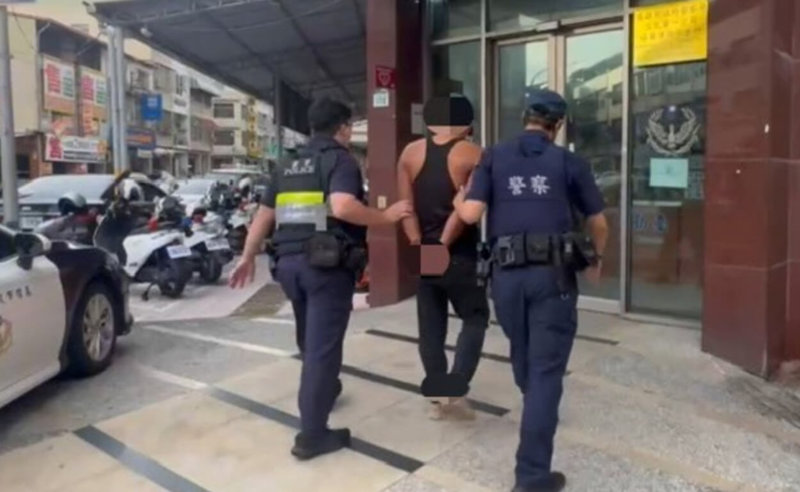 高雄陳姓男子(中)因不滿吳姓前女友與其他男子見面,懷疑吳女是出軌才分手,114年7月25日竟持棍當街追打,致吳女一度命危;警方獲報後2小時內將陳男拘提逮捕到案,全案依殺人未遂罪嫌起訴,並建請高雄地方法院從重量刑,以維法治。(高市三民一警分局提供)中央社記者洪學廣傳真 114年9月17日