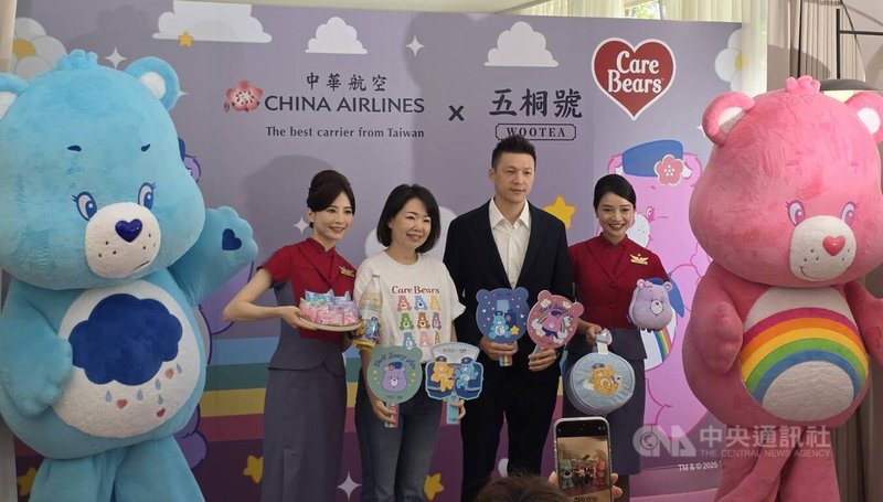 華航17日宣布攜手手搖飲品牌五桐號,並與美國經典品牌Care Bears愛心小熊跨界合作,大啖聯名商機。中央社記者江明晏攝 114年9月17日
