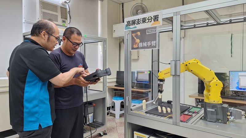 勞動部高屏澎東分署開辦「電腦輔助機械繪圖與智慧化量測」課程，採循序漸進培養完整技能，即使沒有相關背景及經驗，也能從基礎學起，盼為產業注入新動能。（勞動部高屏澎東分署提供）中央社記者林巧璉傳真　114年9月17日