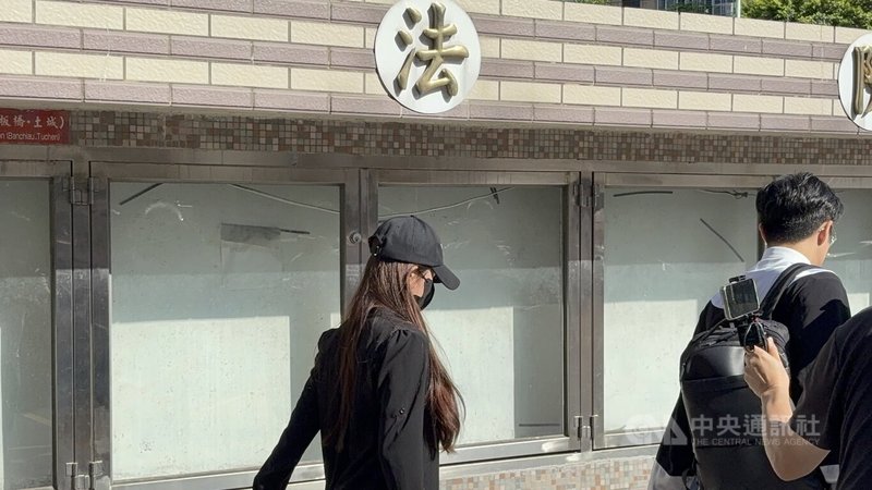 YouTuber家寧一家4人涉業務侵占、逃漏稅等罪遭起訴,新北地方法院17日召開準備庭,開庭時,僅家寧妹妹承認找人頭幫逃漏稅。圖為家寧妹妹(左)開庭結束後快步離開法院。中央社記者曹亞沿攝 114年9月17日