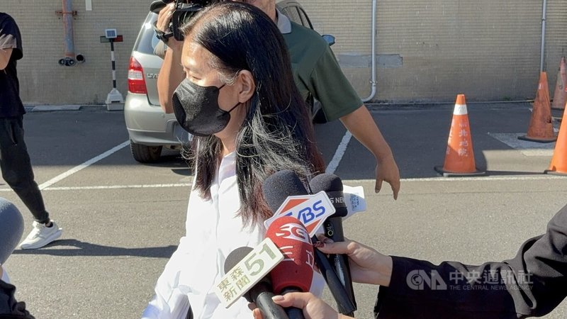 YouTuber家寧一家4人涉業務侵占、逃漏稅等罪遭起訴,新北地方法院17日首度開庭。圖為開庭結束後,家寧媽媽(中)未回答媒體提問,快步離開法院。中央社記者曹亞沿攝 114年9月17日