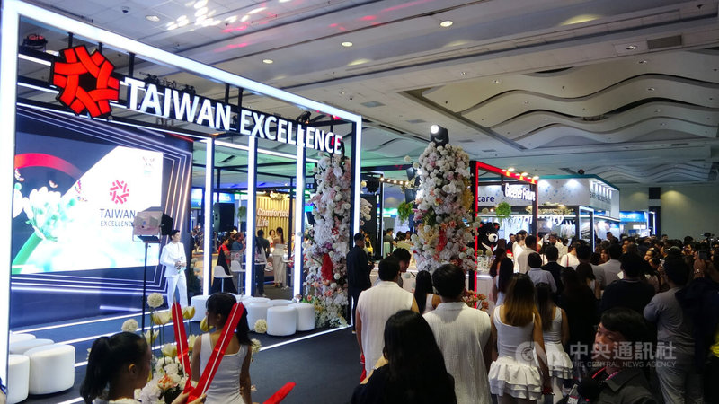 為期3天的「2025年菲律賓台灣形象展」17日在馬尼拉登場,民眾參觀踴躍,場面熱烈。中央社記者林行健馬尼拉攝 114年9月17日