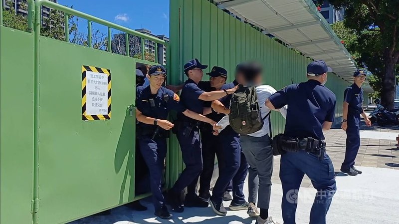 新北市政府將在「淡水公七公園」興建警消大樓，當地有居民自發組成自救會，17日與台灣樹人會及時代力量黨、綠黨多人17日進入工地靜坐抗議，遭警方逮捕送辦。（翻攝照片）中央社記者王鴻國傳真　114年9月17日