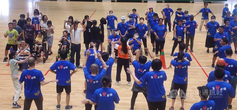 澎湖縣體育會舉辦「114年運動i台灣2.0－身心障礙趣味活動」，17日在多功能綜合體育館登場，身障朋友在歡笑中活動筋骨、增進協調性。中央社  114年9月17日