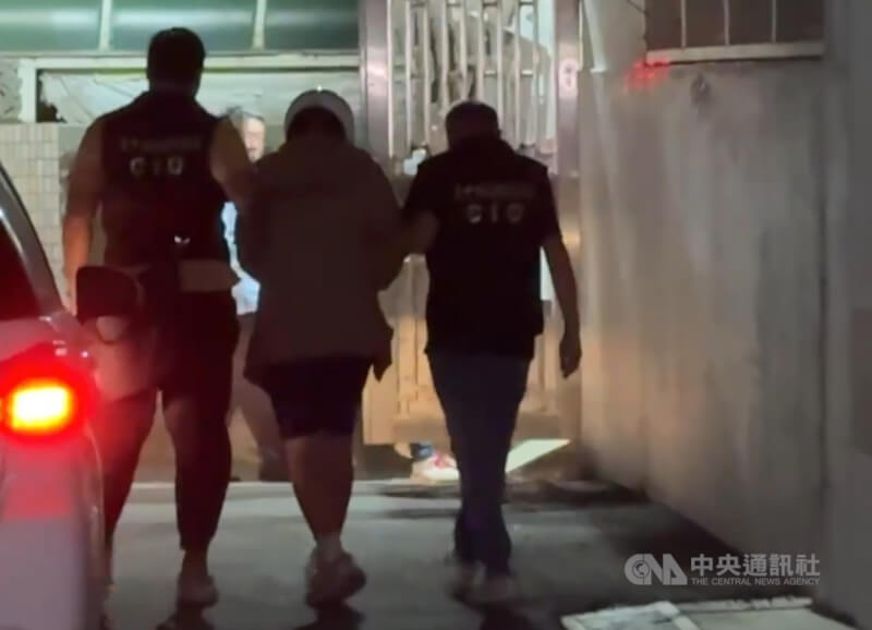 台中市顏姓女大生16日被發現陳屍沙鹿區櫻花隧道旁空地，涉有重嫌的17歲前男友（中）逃逸6小時後在彰化落網。中央社記者趙麗妍攝  114年9月16日