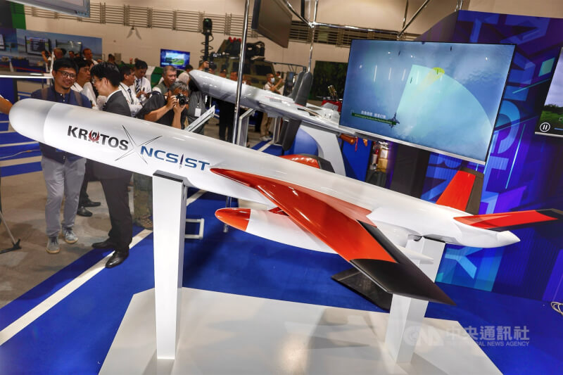 中科院共展出四型的「勁蜂」系列無人機,其中四型攻擊無人機(圖)為中科院與美商Kratos合作研發,具有「人在迴路」(可人工操作也能自動飛行)、模組化設計、高機動性及外掛載彈藥的特性。中央社記者王飛華攝 114年9月17日