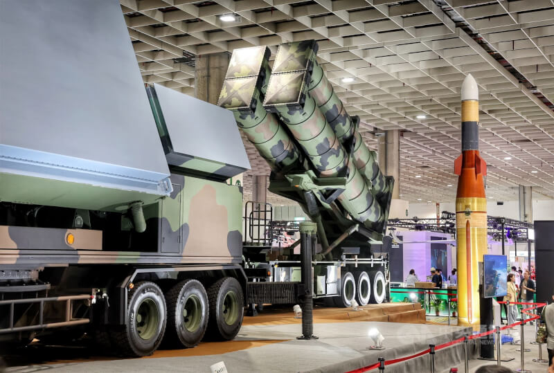 中科院於國防館展出強弓飛彈、發射架以及強弓射控雷達,強弓飛彈採垂直發射型式,但受限於館內空間,所以發射架採傾斜方式放列,發射架上共有4枚飛彈的彈箱。中央社記者王飛華攝 114年9月17日