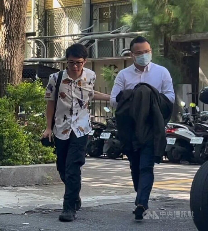 單姓律師(右)為竹聯幫弘仁會陳姓成員等人的假投資詐欺集團辯護時,涉嫌洩密給其他共犯。台北地檢署17日指揮警方拘提單男等人到案。中央社記者謝幸恩攝 114年9月17日